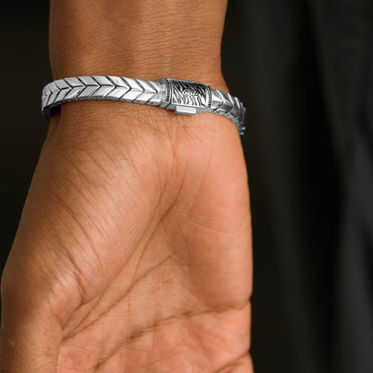 Defined Herringbone Bracelet in White Gold - 7mm